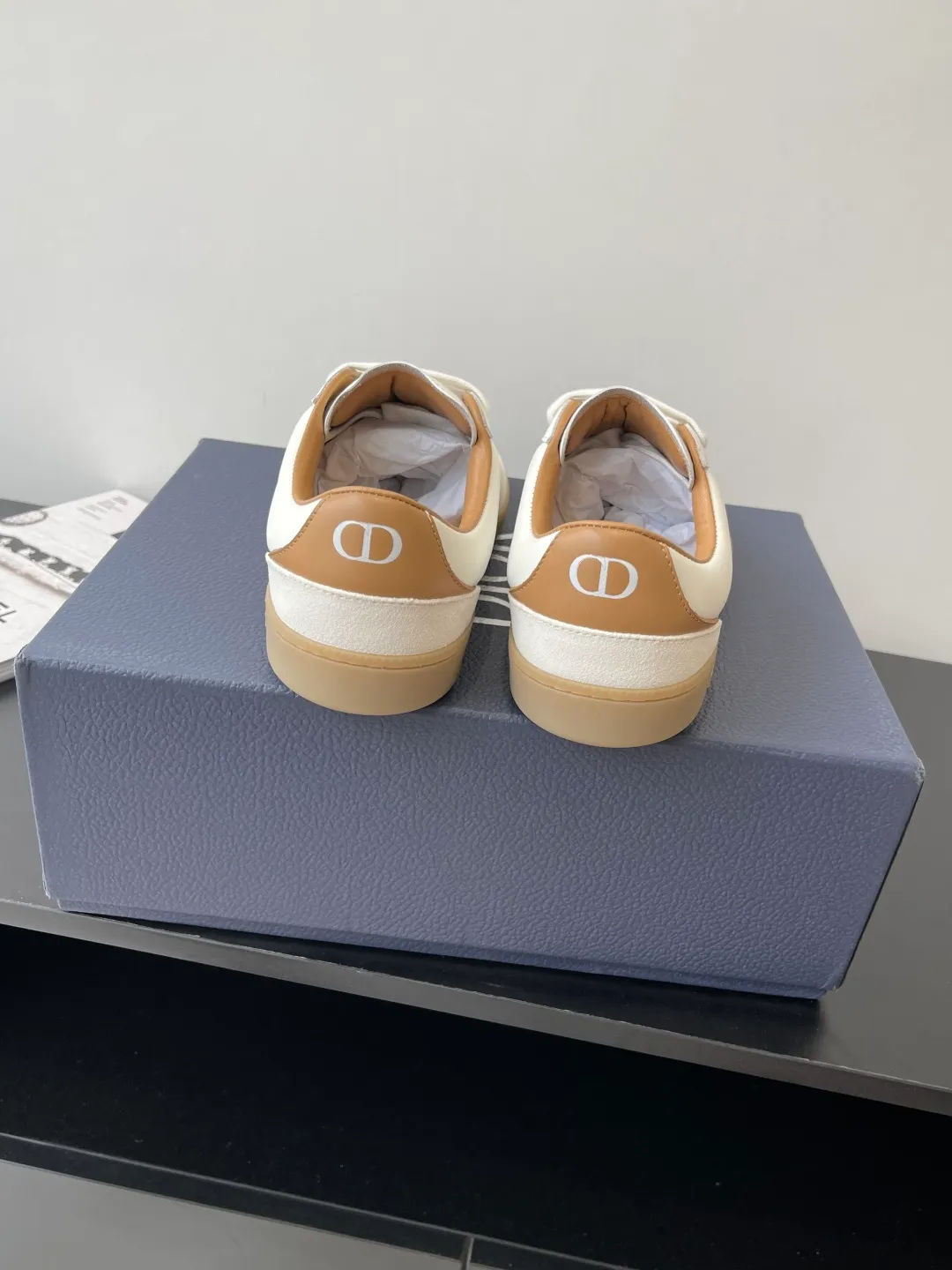 Factory price: 420💰The top version of Dior 25ss new product B01 moral training shoes. The toe size design of the couple's style is a bit wider. The upper foot comfort is perfect. The thread is beautiful. Perfectly suitable for trousers. Decorated with various classic details. It is the ideal choice for daily styling. It can be matched with various casual items to create exquisite shapes. Fabric first layer cowhide/lining sheepskin T men's shoes💰U original outsole Code number: 38-44, customized 45